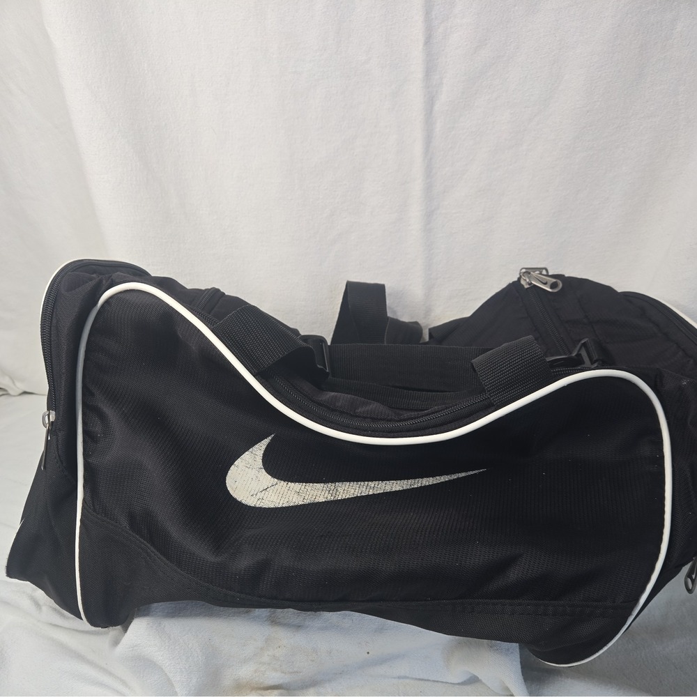 Nike Large Black Grip Gym Bag Zip Closure Adjustable Strap